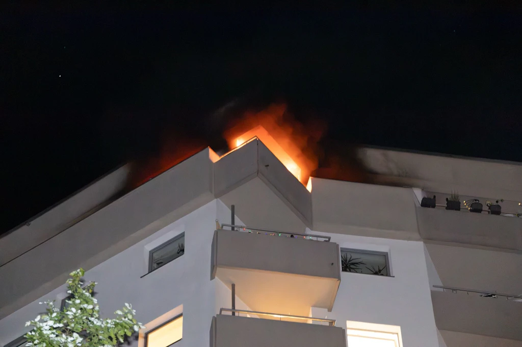 Wohnung steht in Flammen – dramatische Flucht über Balkon im elften Stock
