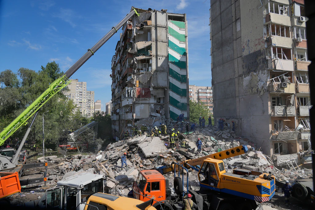 Ukraine meldet mehr als 20 Tote nach massivem Angriff auf Kiew – Selenskyj trifft BND-Chef
