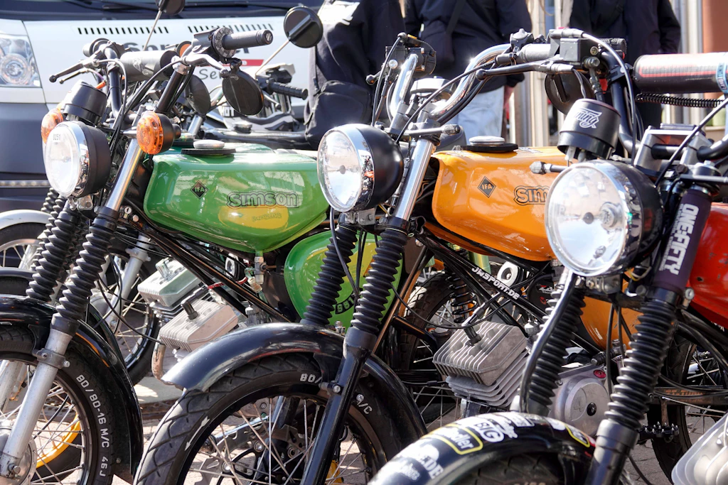 Zweitakt in Grün und Orange: Simson-Mopeds wecken bei vielen Erinnerungen an erste Fahrten, lange Schrauberabende und den unverwechselbaren Klang ihrer Jugend.