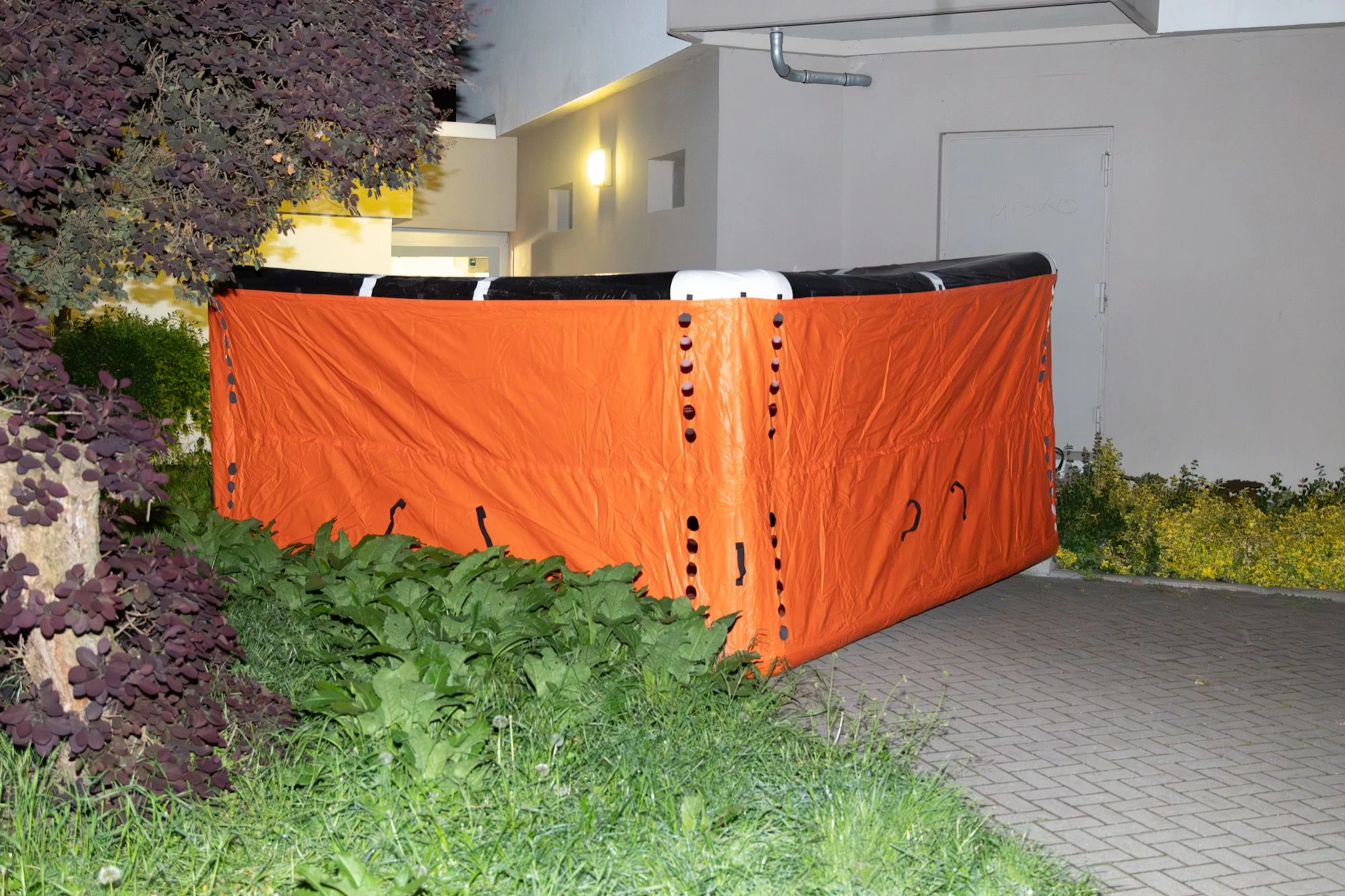 Dieser Sprunghelfer wurde von der Feuerwehr für die Bewohner der brennenden Wohnung aufgebaut,