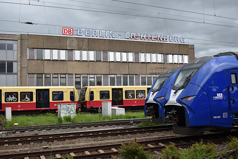 Der Bahnhof Berlin-Lichtenberg als steinernes Relikt der DDR-Geschichte im modernen Berliner Großstadtchaos.