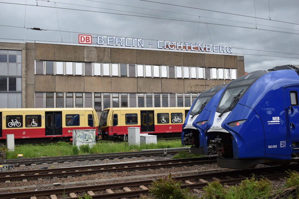 Der Bahnhof Berlin-Lichtenberg als steinernes Relikt der DDR-Geschichte im modernen Berliner Großstadtchaos.
