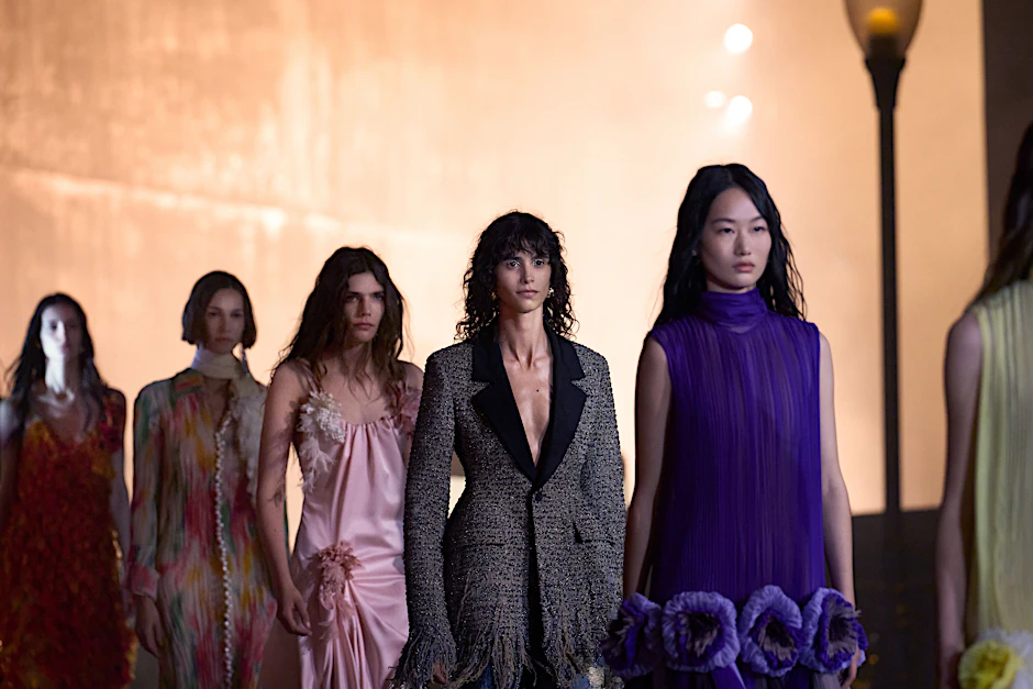 Das Finale der Dior Cruise 2027 Show: Das Jackett ist eine Hommage an Marlene Dietrich und eine alte Dior-Kollektion von 1949.