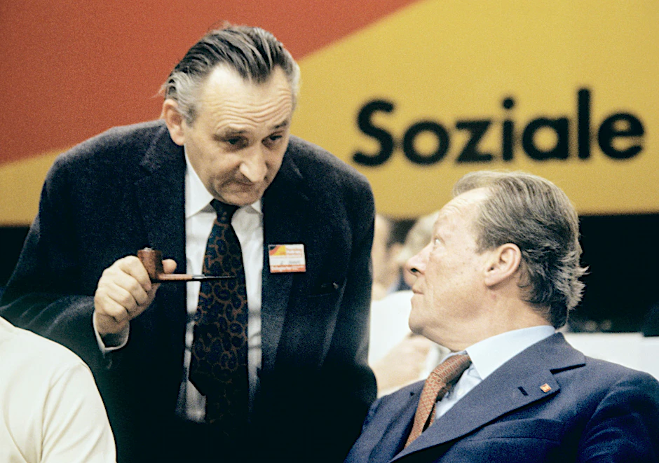SPD-Bundesgeschäftsführer Egon Bahr (l.) und der SPD Vorsitzende Willy Brandt im November 1977 auf dem SPD-Bundesparteitag in Hamburg.