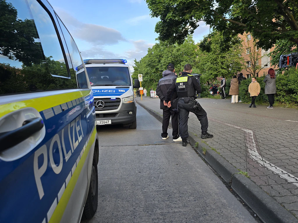 Schwere Explosion in einer Wohnung und eine Festnahme in Hellersdorf
