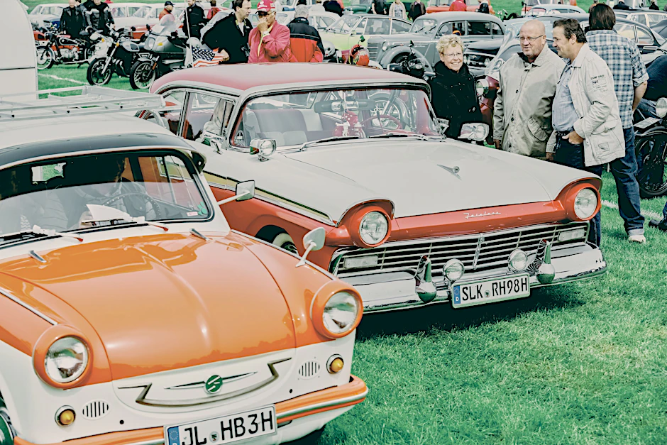 Oldtimer stehen beim &nbsp;Oldtimertreffen in Magdeburg dicht an dicht – glänzender Lack, offene Motorhauben und Geschichten, die weit über Technik hinausgehen.