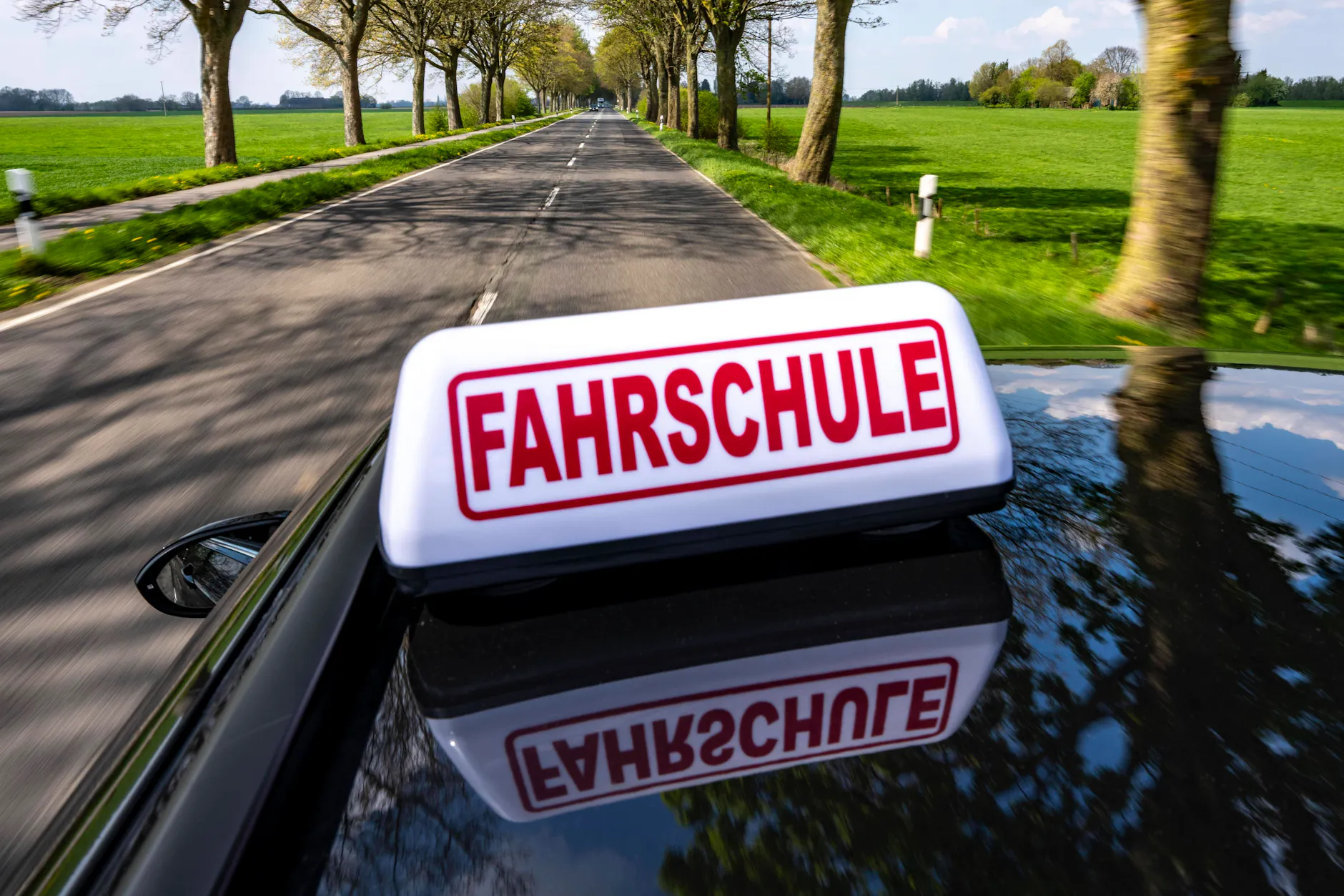 Auch im Rahmen der Fahrschule passieren Unfälle. In Oberkrämer wurde jetzt ein Fahrschüler auf dem Motorrad von seinem Fahrlehrer angefahren.
