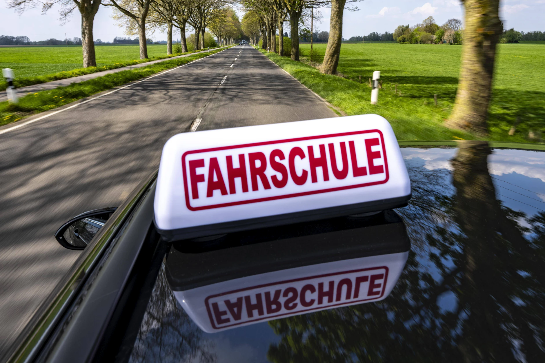 Auch im Rahmen der Fahrschule passieren Unfälle. In Oberkrämer wurde jetzt ein Fahrschüler auf dem Motorrad von seinem Fahrlehrer angefahren.