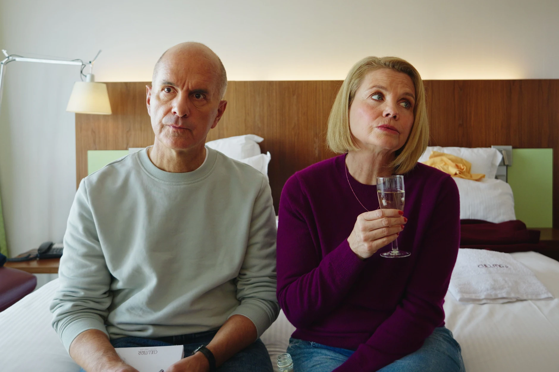 Christoph Maria Herbst und Annette Frier spielen das Ex-Ehepaar Anne und Erik Merz in der Serie „Merz gegen Merz“. Die neuste Folge ist bereits in der ZDF-Mediathek zu sehen.