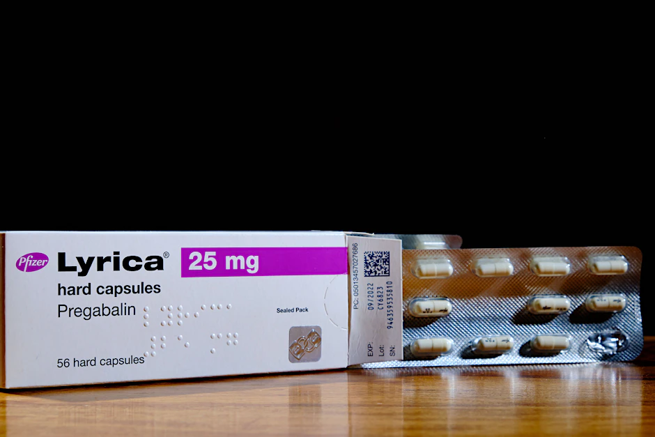 Eine Packung Pregabalin-Pillen auf einem Holztisch