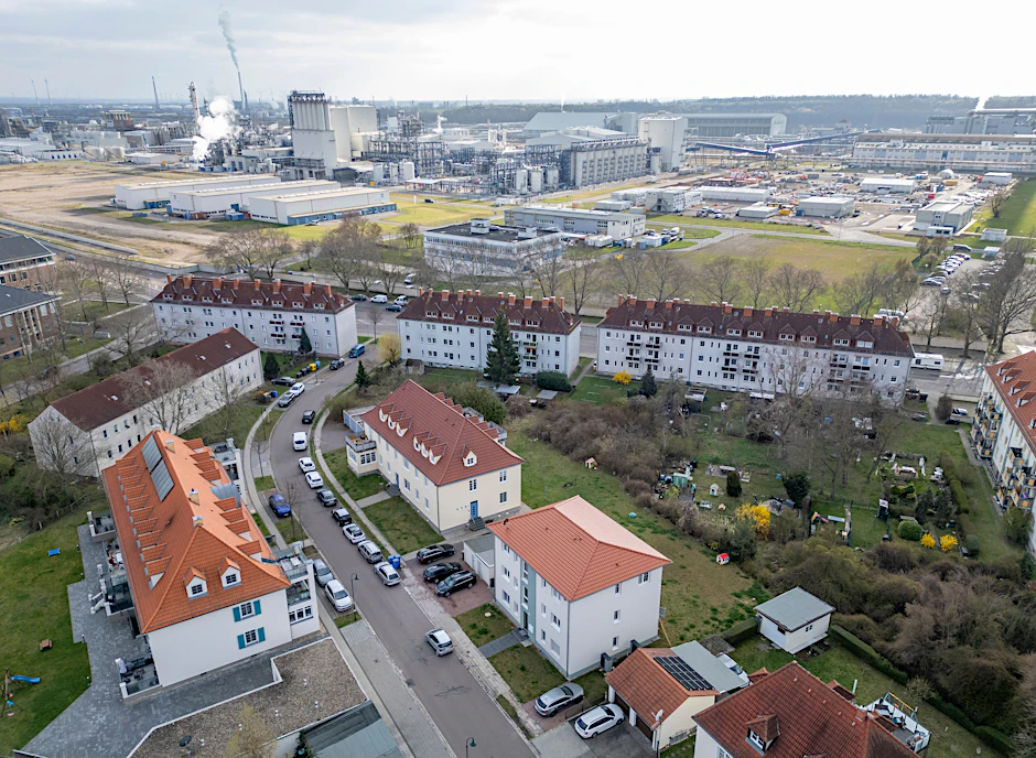 Die Stadt Leuna mit dem Chemiepark. Nach der Insolvenz von Domo Chemicals wird eine von InfraLeuna und LeunaHarze gegründete Auffanggesellschaft den Betrieb weiterführen. (Symbolbild)