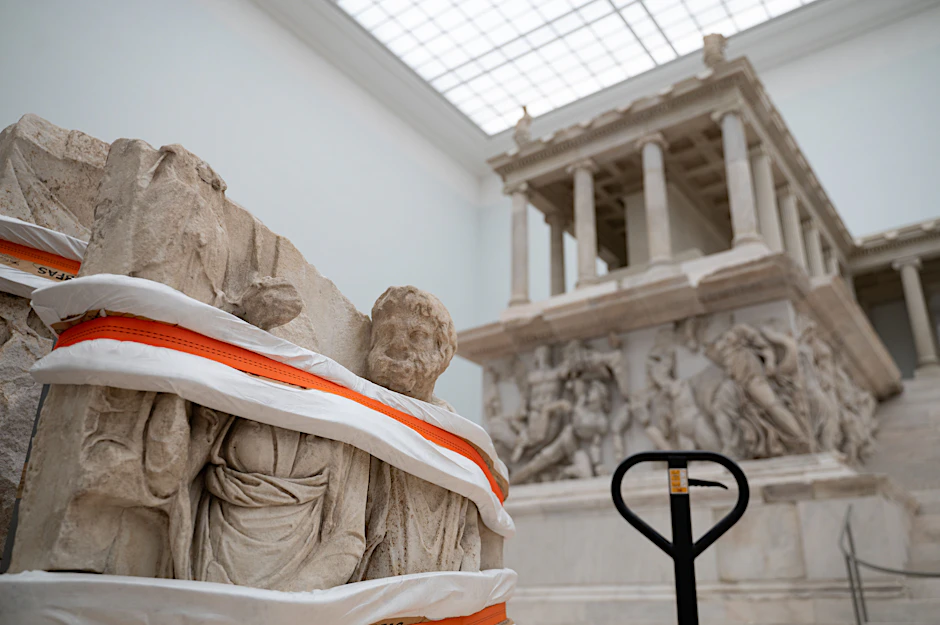 Skulpturen steht verpackt vor dem Pergamonaltar.