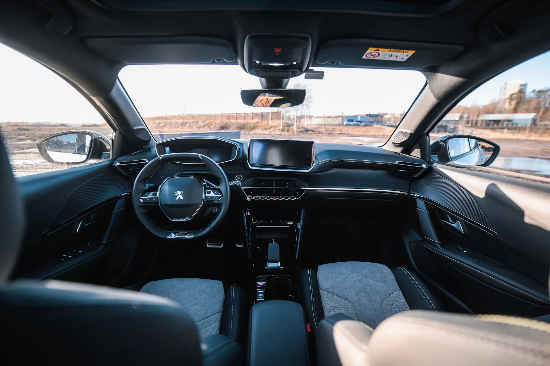 Die Hupe am Lenkrad (links) funktioniert nicht richtig im Peugeot 208.