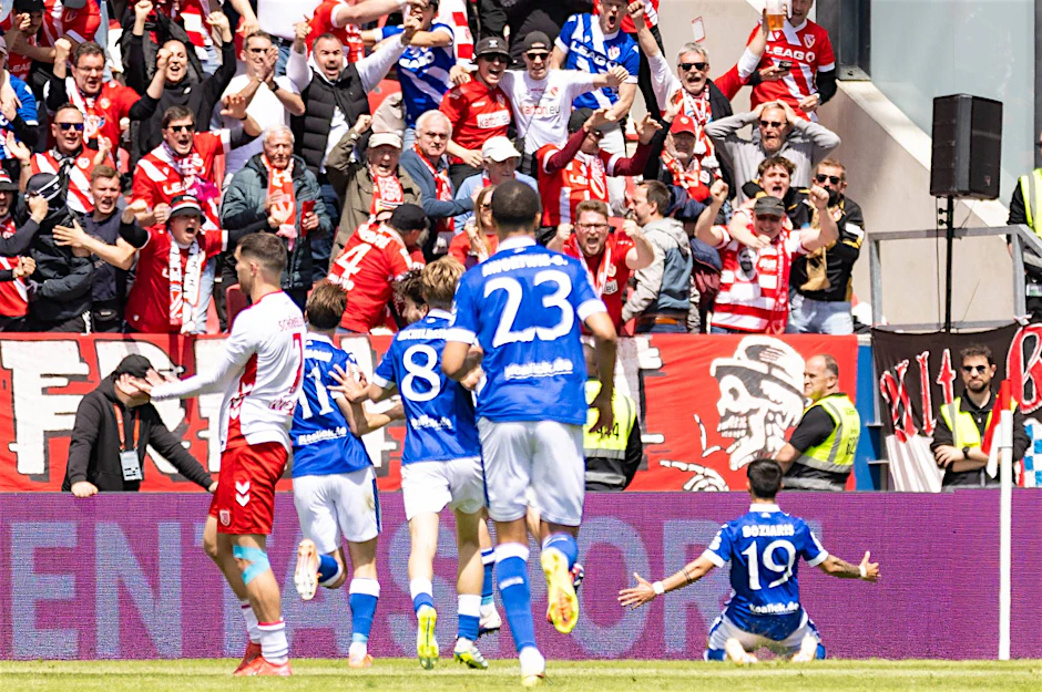 1:0-Sieg bei Jahn Regensburg:&nbsp; Jannis Boziaris (19) erzielte das goldene Tor zum Aufstieg für den FC Energie Cottbus.