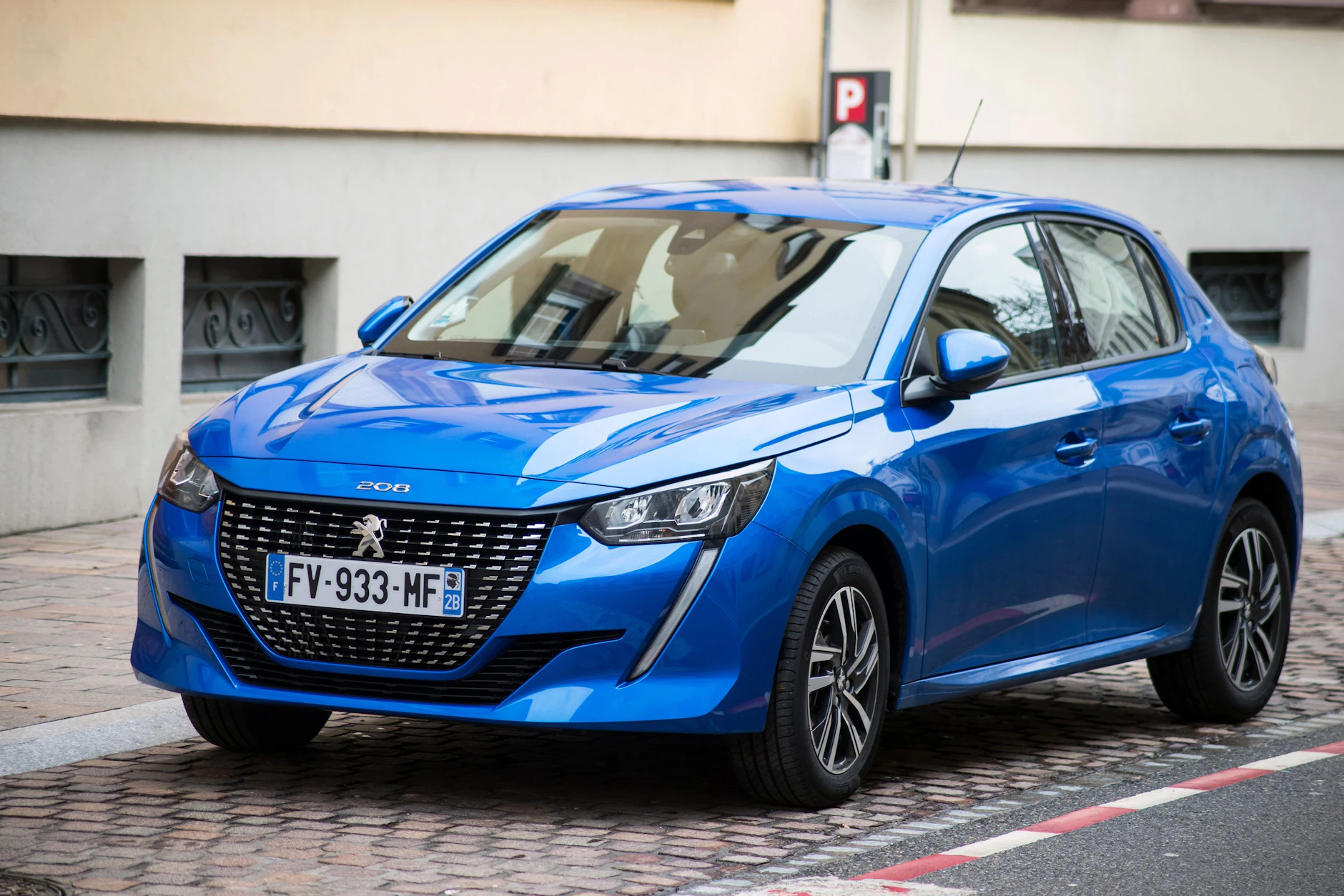 Ein blauer Peugeot steht in einer Straße im französischen Mulhouse- und muss jetzt in die Werkstatt.