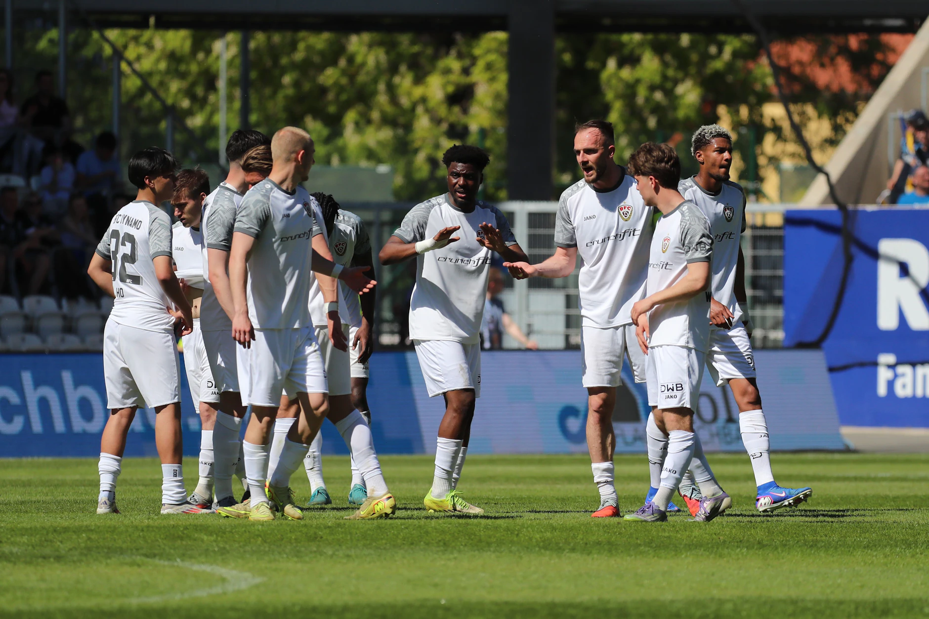Die Spieler des BFC Dynamo feuern sich an.