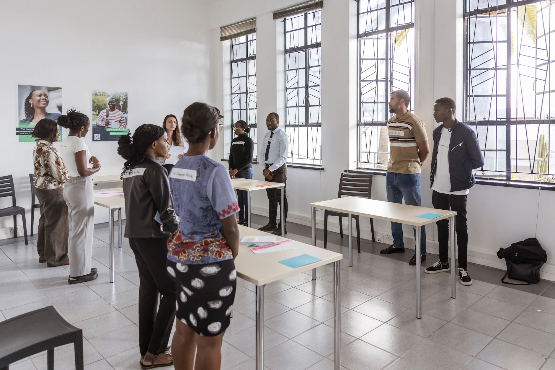 Teilnehmer des vorbereitenden Workshops in Windhuk/Namibia versammeln sich mit der Recruiterin Stefanie Shimutwikeni (hinten Mitte).