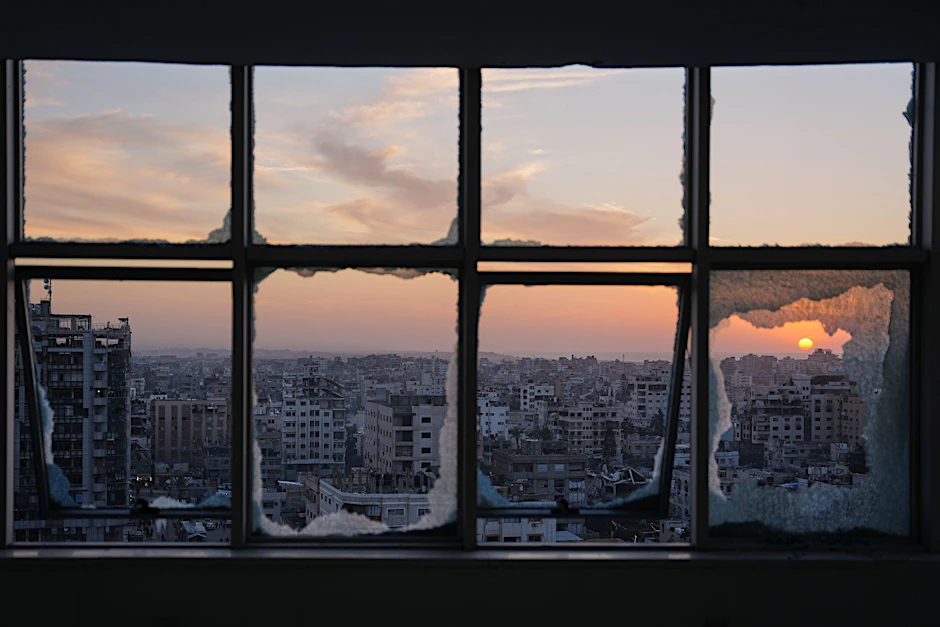 Die Sonne geht hinter kriegszerstörten Gebäuden in Gaza-Stadt unter. 