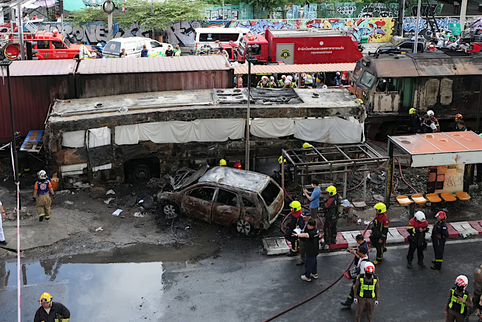 Rettungskräfte arbeiten an der Unglücksstelle in Bangkok.