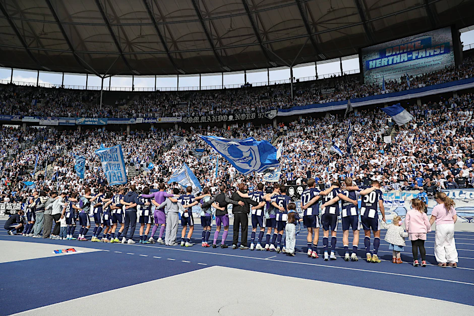 Die Spieler von Hertha BSC bei den Fans in der Ostkurve des Olympiastadions. Viel zu feiern gab es in dieser Saison nicht in den Heimspielen.