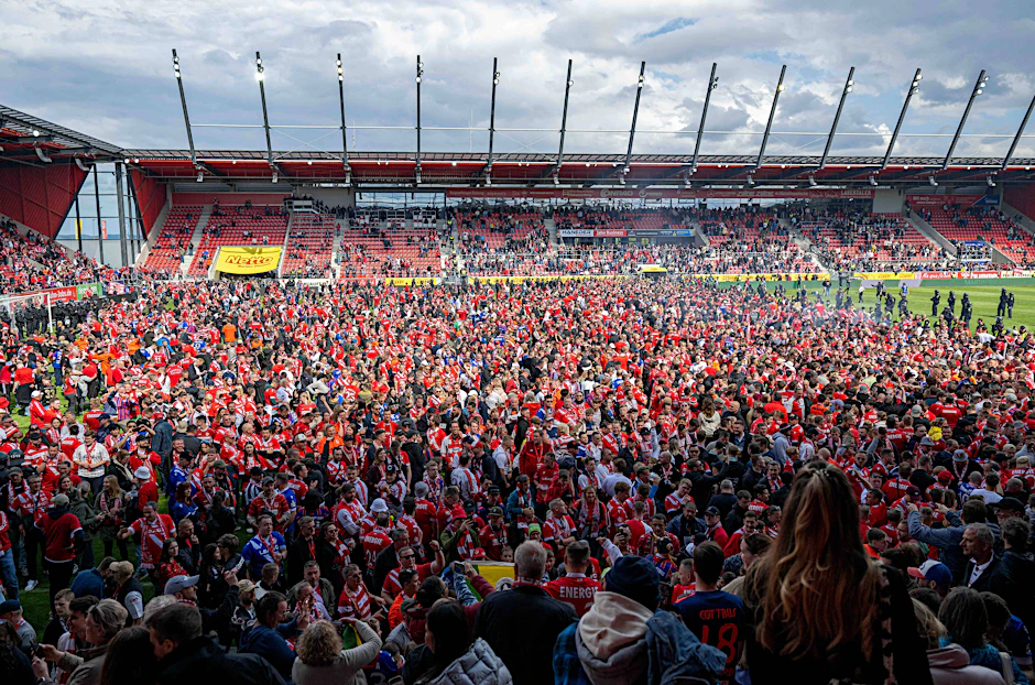 Platzsturm der Cottbus-Fans nach dem Aufstieg in die 2. Bundesliga.