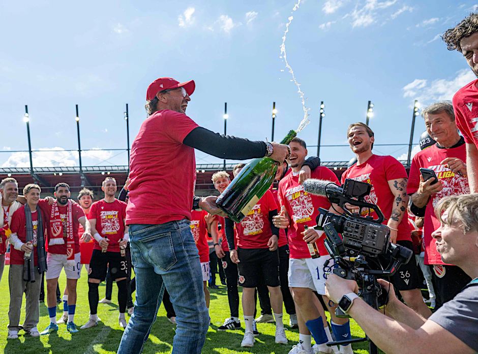 Der FC Energie Cottbus steigt auf! Trainer Claus-Dieter Pele Wollitz feiert mit seinen Spielern.
