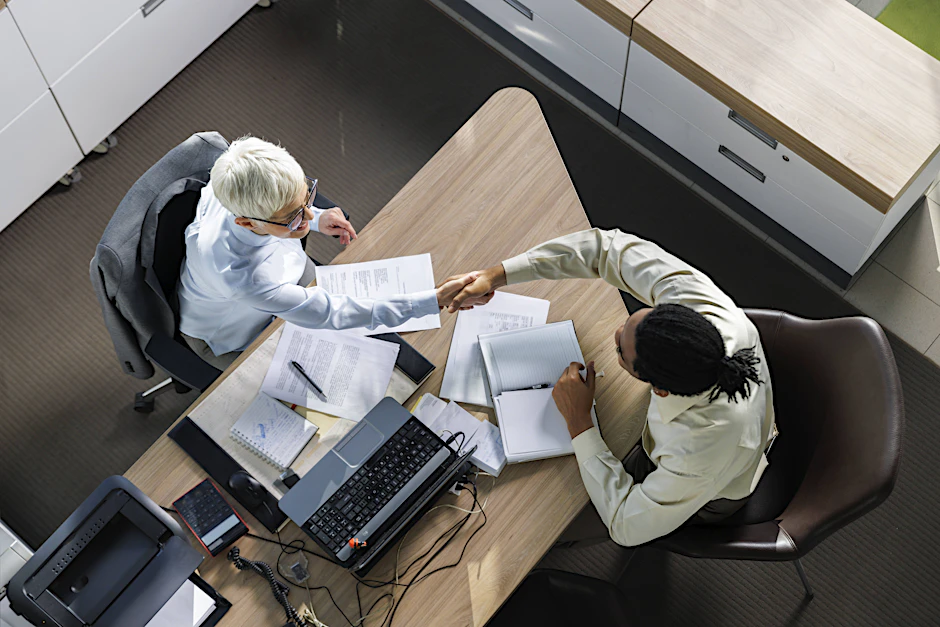Ältere Beschäftigte genießen am Arbeitsmarkt laut einer Umfrage unter Führungskräften künftig einen Vorteil.