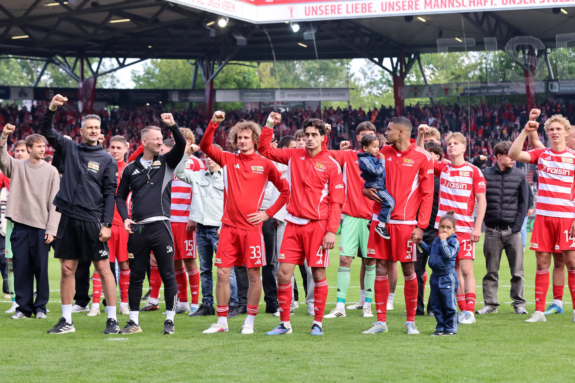 Die Spieler des 1. FC Union Berlin jubeln über den gelungenen Saisonabschluss.