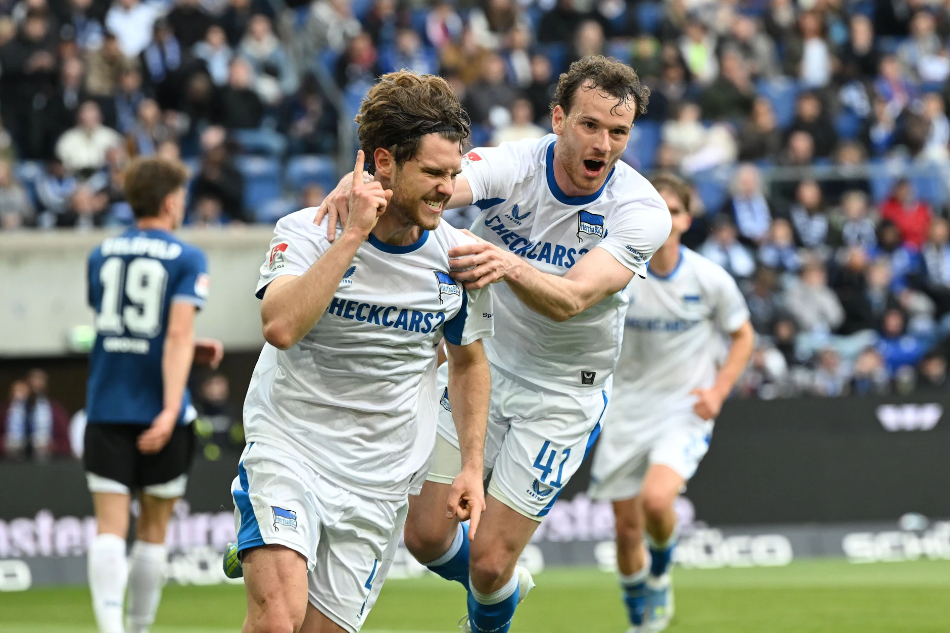 Linus Gechter jubelt mit Pascal Klemens über sein Kopfballtor zum 1:0 für Hertha BSC bei Arminia Bielefeld.