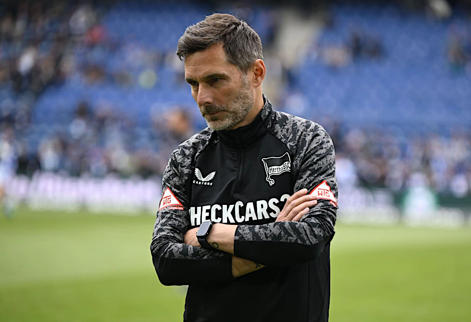 Hertha-Trainer Stefan Leitl ist für viele Fans jetzt der Sündenbock, Nach der 1:6-Blamage in Bielefeld entlud sich die Wut gegen ihn.
