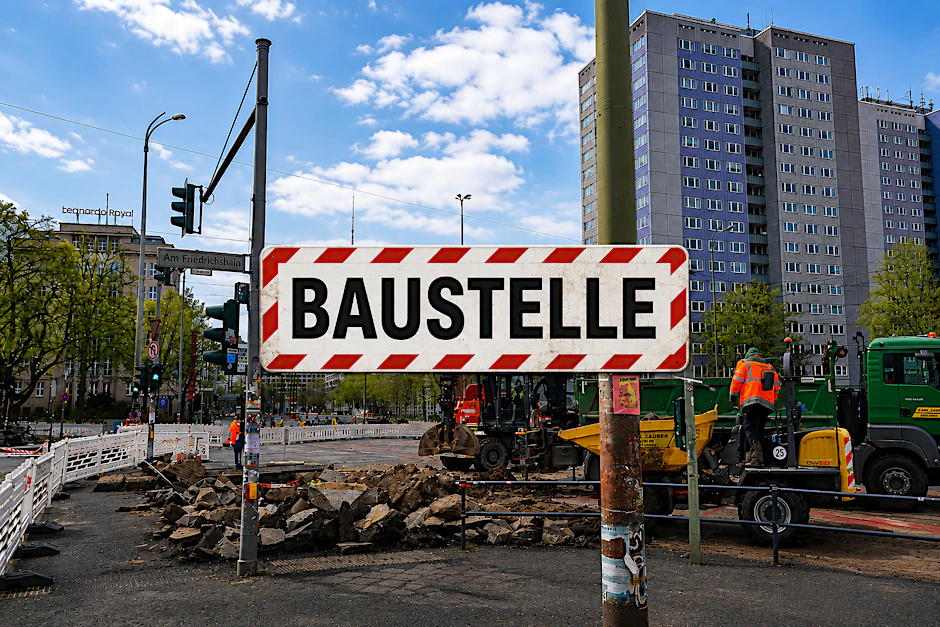 Schon seit Anfang Februar ist die Kreuzung Greifswalder Straße/Am Friedrichshain Baustelle. Anfangs war hier die gesamte Greifswalder Straße in Richtung stadtauswärts gesperrt.