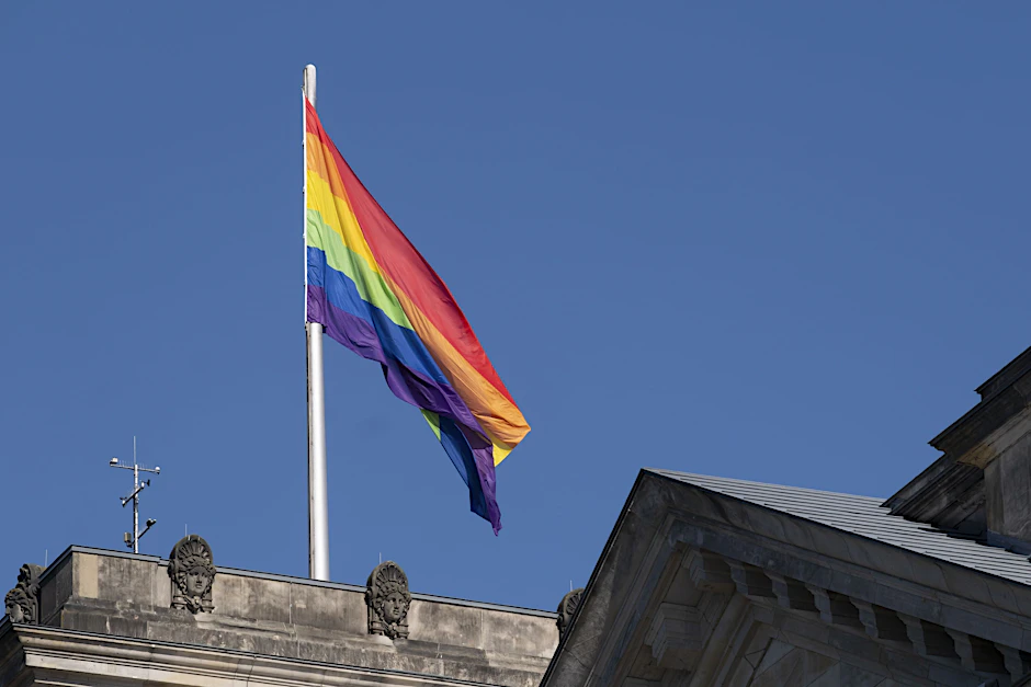 Zum Internationalen Tag gegen Homophobie wurde am Sonntag auf dem Reichstagsgebäude in Berlin die Regenbogenflagge gehisst.