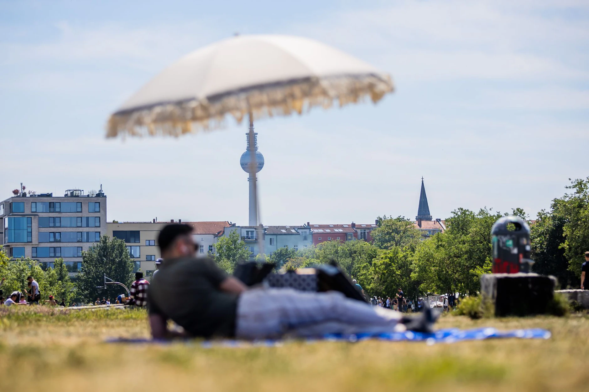 Pfingsten bringt Sonnenschirmwetter mit: Dann kann man auch wieder im Berliner Mauerpark, in Sichtweite des Fernsehturms, picknicken.