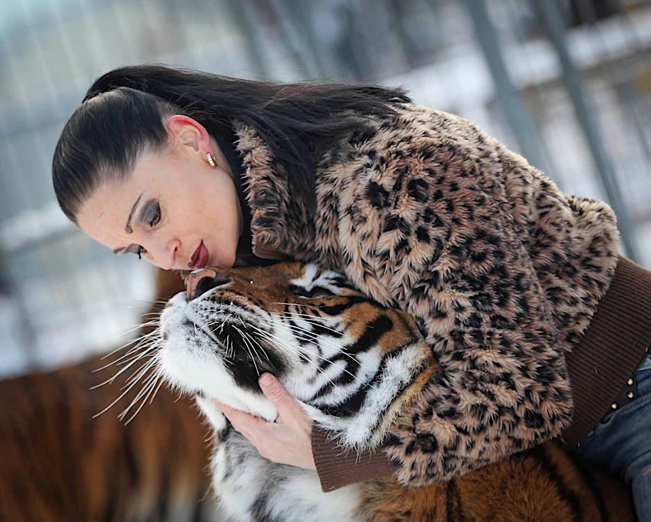 Carmen Zander mit einem ihrer Tiger.