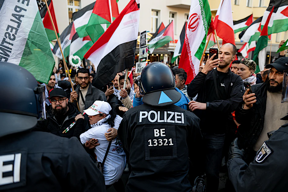 Tumult bei der Demonstration „Schluss mit der Besatzung Palästinas. 78 Jahre Al Nakba“: Die Polizei geht in die Menge.