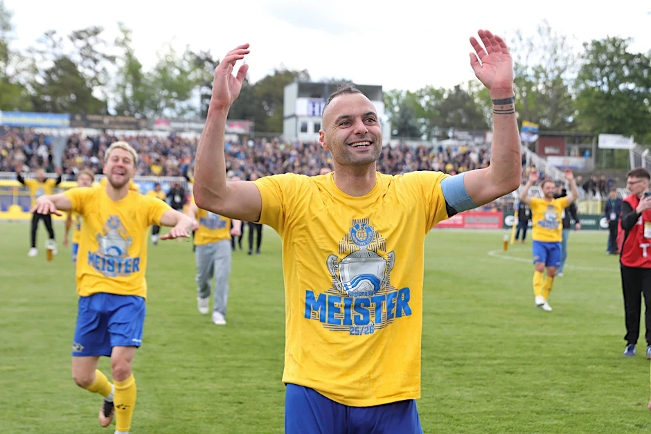 Lok Leipzigs Kapitän Djamal Ziane freut sich über die Meisterschaft in der Regionalliga Nordost, aber weiß genau, dass in der Relegation noch eine schwere Aufgabe wartet.