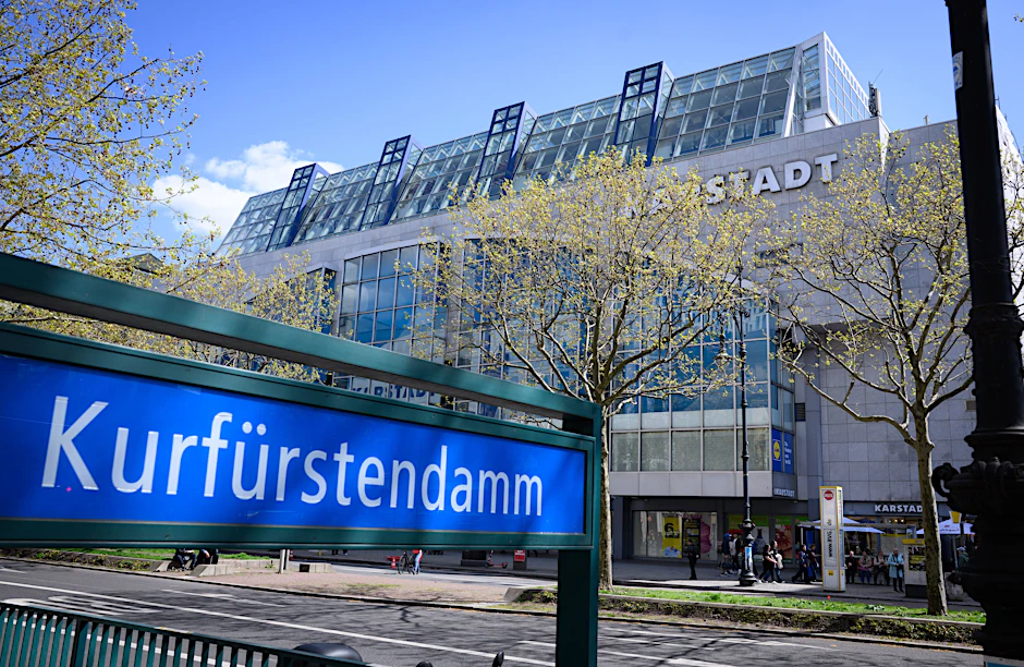 Der Einbrecher fuhr rückwärts in das Modegeschäft am Kurfürstendamm.