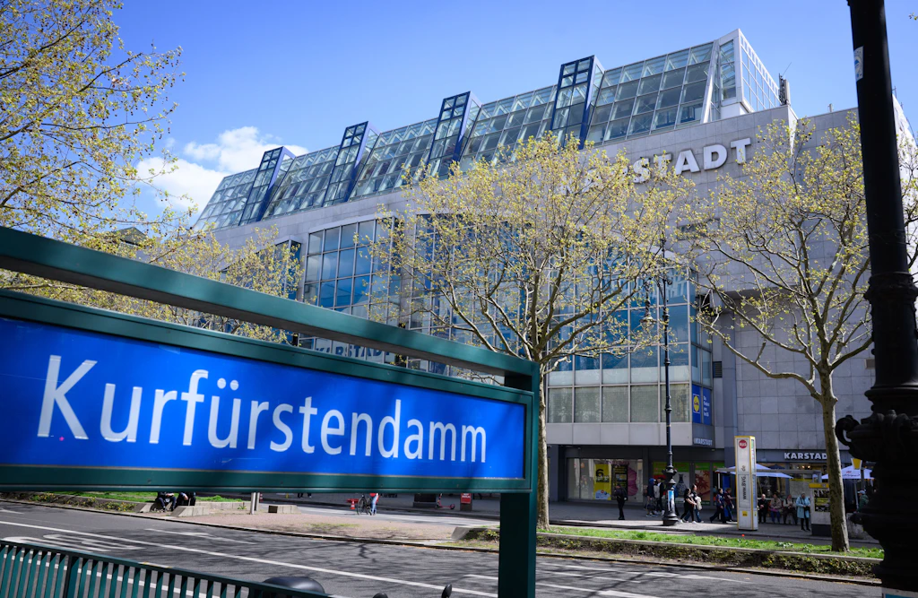 Auto kracht in Luxusgeschäft am Berliner Ku'damm – Täter erbeutet Handtaschen