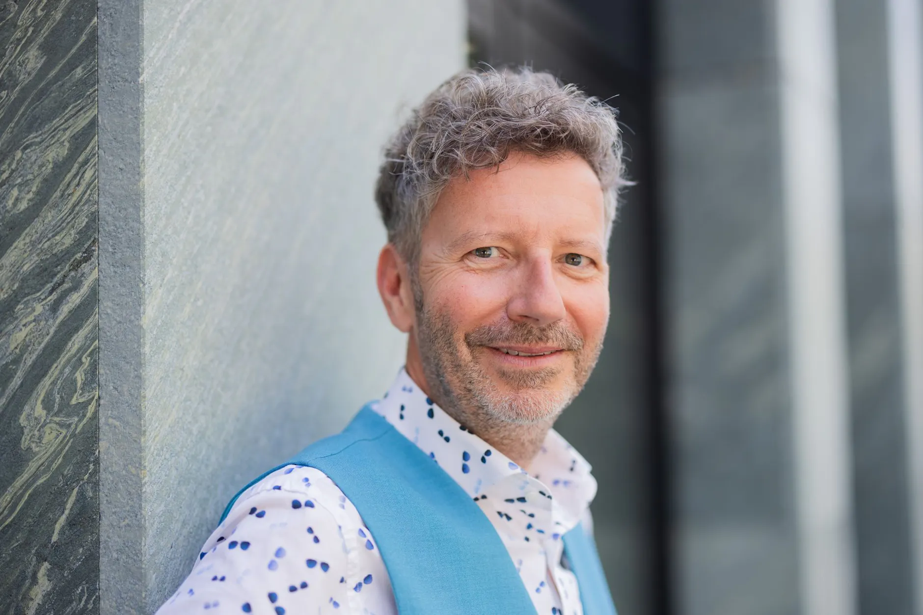 Moderator und ESC-Kommentator Thorsten Schorn verteilt während des Finales so einige verbale Spitzen. Unter anderem gegen Sarah Engels und Großbritannien.