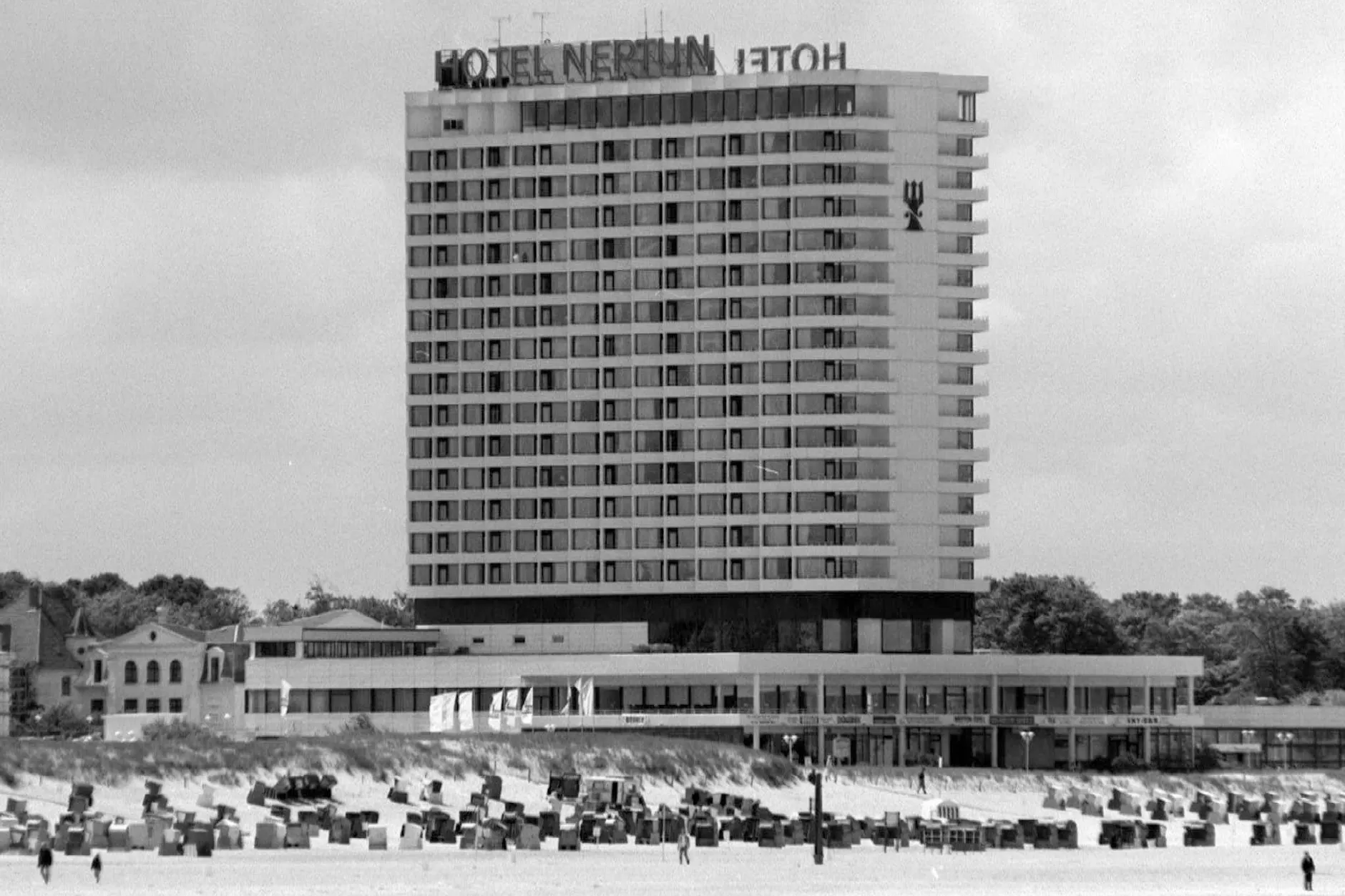 Das Hotel Neptun in Warnemünde war zu DDR-Zeiten ein Prestigebau. Entstanden ist es aber durch eine schwedische Firma.
