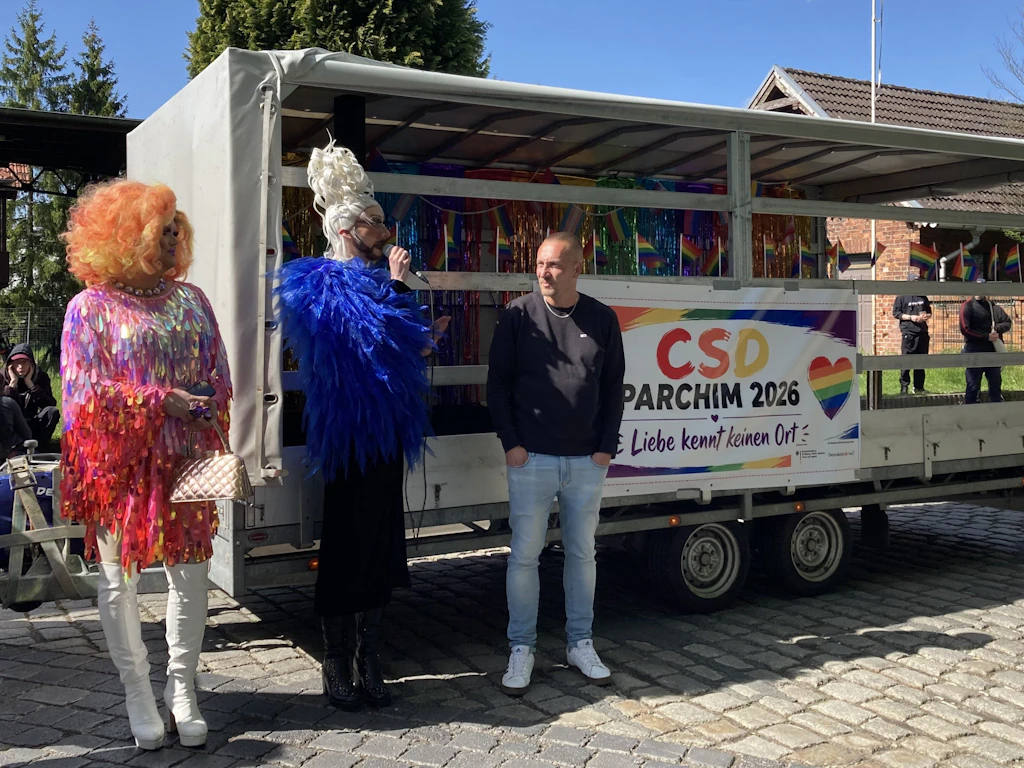 Drag Queen Missis Ginee (m.), hier mit Electra Pain (l.) vor dem CSD-Wagen in Parchim mit dem Motto "Liebe kennt keinen Ort".