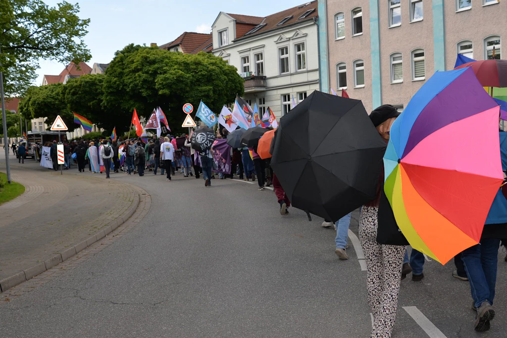 Parchim: 100 Polizisten verhindern Aufeinandertreffen von CSD und Neonazi-Demo
