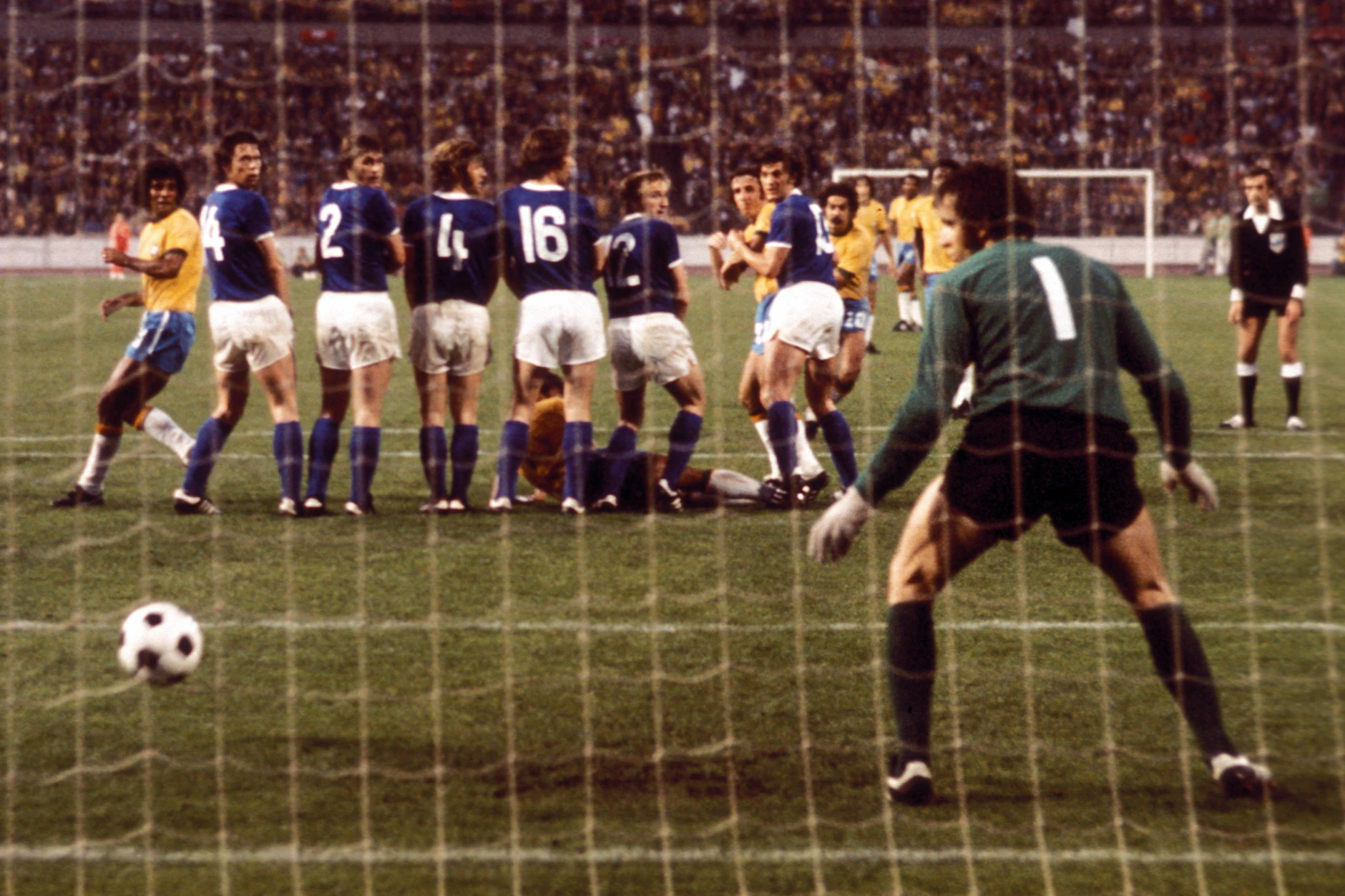 In der Zwischenrunde der WM 1974 muss sich die DDR mit 0:1 gegen Brasilien geschlagen geben. Ein Freistoßtor bringt die Entscheidung.