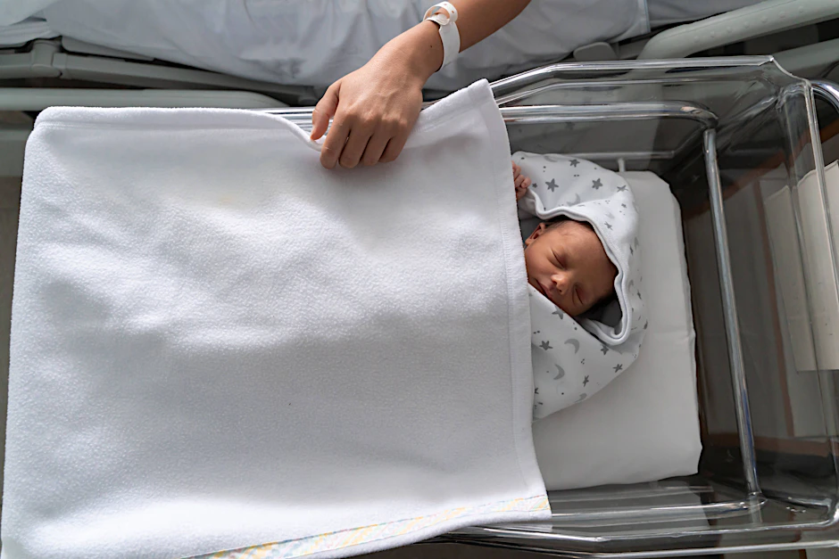 Ein neugeborenes Baby in einem Krankenhaus