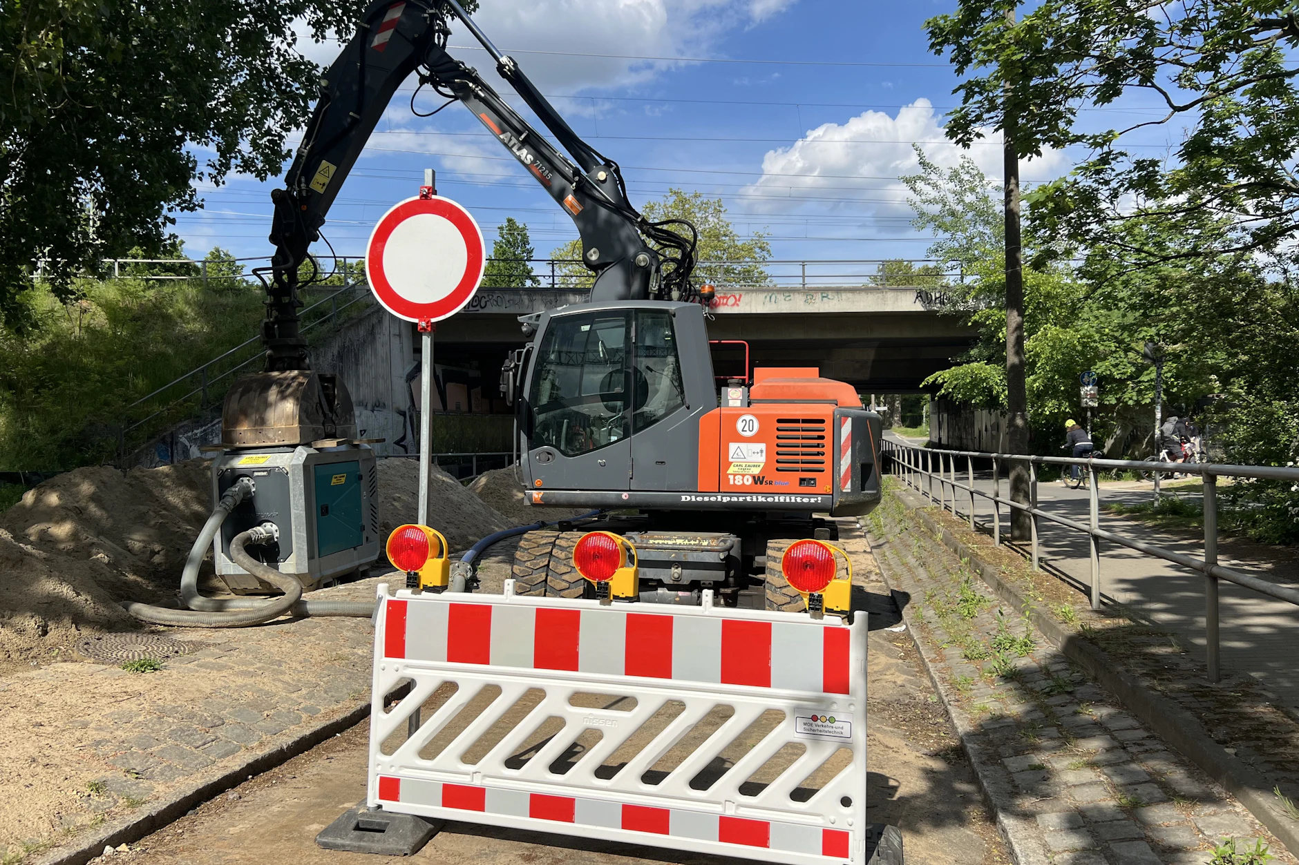 Durchfahrt nicht möglich! Auf der Spur Richtung Lichtenberg steht ein Bagger. Rollt in gut zwei Wochen hier wieder der Verkehr?