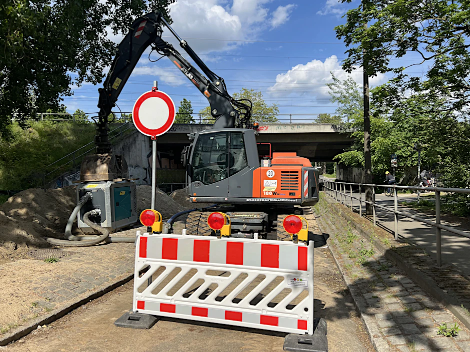 Durchfahrt nicht möglich! Auf der Spur Richtung Lichtenberg steht ein Bagger. Rollt in gut zwei Wochen hier wieder der Verkehr?