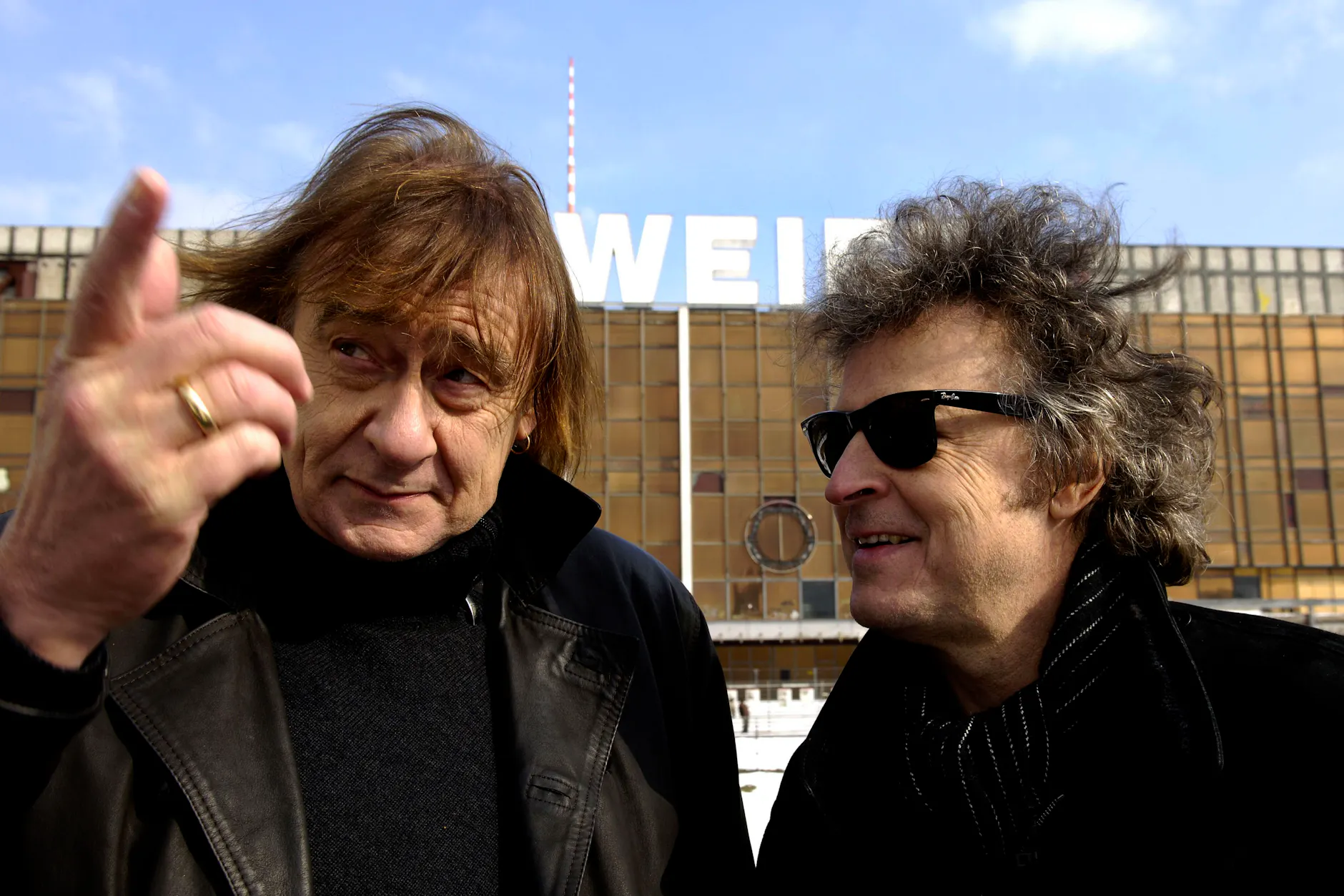 2005 treffen sich Puhdys-Frontmann Dieter „Maschine“ Birr und BAP-Chef Wolfgang Niedecken vor dem Palast der Republik.