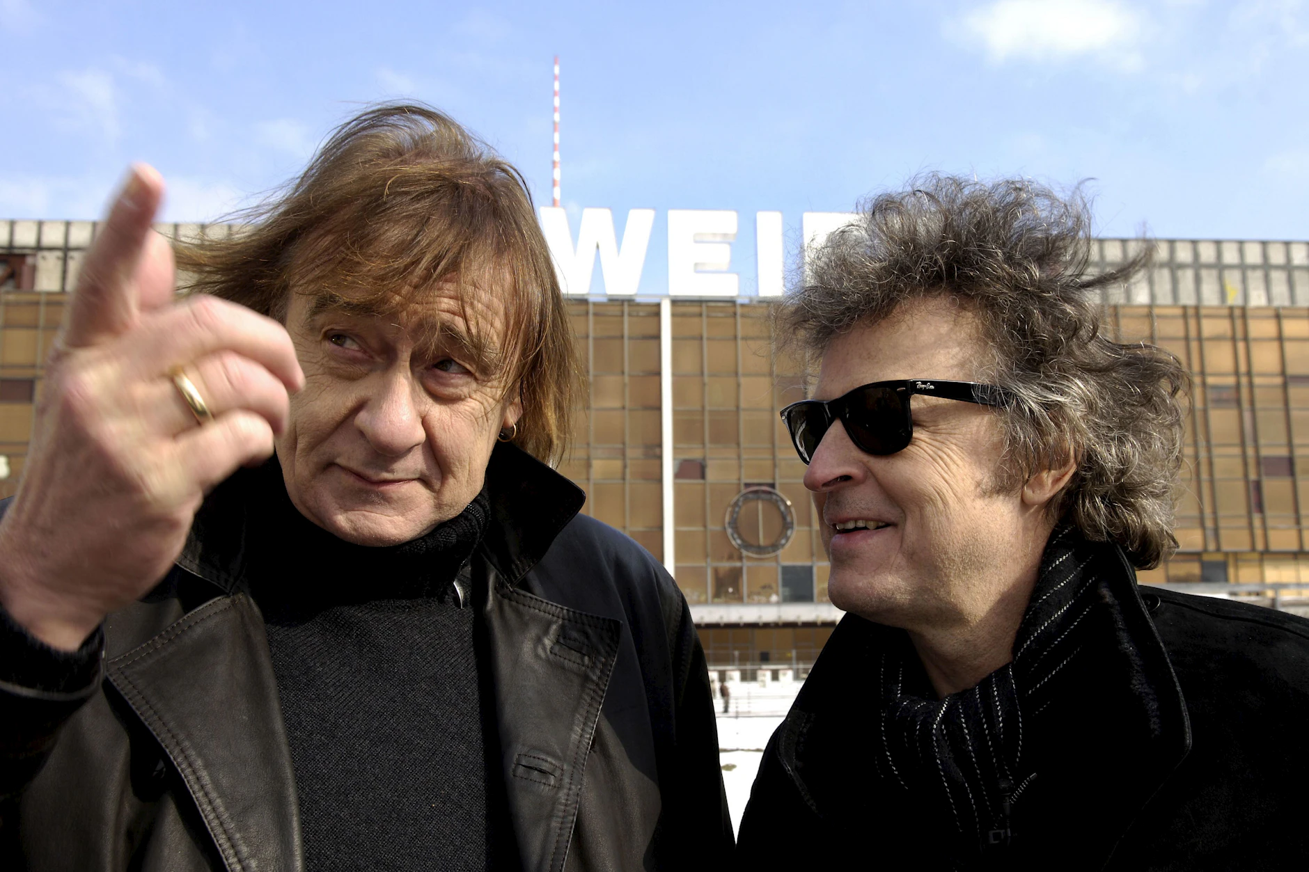 2005 treffen sich Puhdys-Frontmann Dieter „Maschine“ Birr und BAP-Chef Wolfgang Niedecken vor dem Palast der Republik.