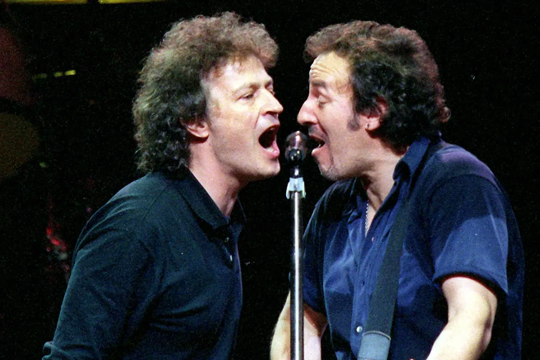 Wolfgang Niedecken und Bruce Springsteen, hier 1999 bei einem Konzert in Köln.