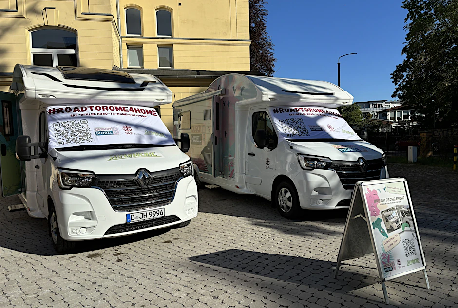 Zwei Berliner Duschmobile für Obdachlose machen sich auf den Weg nach Rom. Die Tour soll auf die Situation wohnungsloser Menschen aufmerksam machen.